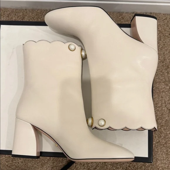 GUCCI Pearl Button Scalloped Ankle Boots Lambskin Leather Ivory 37 NWT - Picture 8 of 11